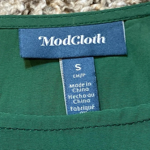 🆕 ModCloth Green Lightweight Pullover Blouse Ties at Ends of Arms 3/4 Sleeves - Picture 3 of 7